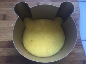 将大的蛋糕片放入低层