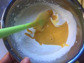 淡奶油和芒果糊混合均匀