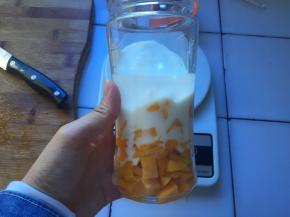 现在开始做慕斯液，将芒果切成颗粒和酸奶混合，用料理机打成糊