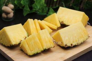 菠萝去皮切块，放入盐水中浸泡；菠萝用盐水浸泡，炒菜的口感会更好，更清香。