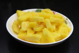 浸泡好的菠萝，提前捞出，沥干水，待用。菠萝的含水分很多，一定要把水沥干。