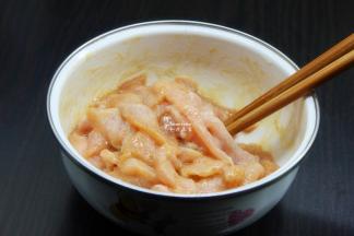 猪肉洗净，切薄条片状，放盐、油、生抽、生粉拌均；