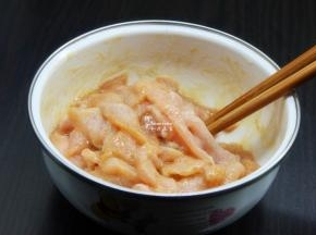 猪肉洗净，切薄条片状，放盐、油、生抽、生粉拌均；