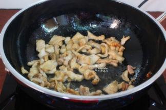 热锅，倒油，锅温达到200度左右，放入猪展肉，快速翻转，至猪肉变为微焦黄色，这时候可以把多余的油倒出来；