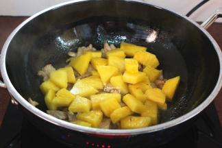 沥干水的菠萝块，迅速加入；