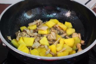 翻炒至菠萝与肉完美结合，飘出浓浓的清香味；