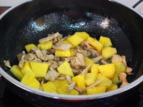 翻炒至菠萝与肉完美结合，飘出浓浓的清香味；