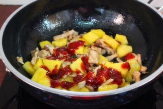 火改为中火，加入番茄酱；