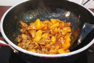 让番茄酱与食物充分结合，再放盐，炒均。