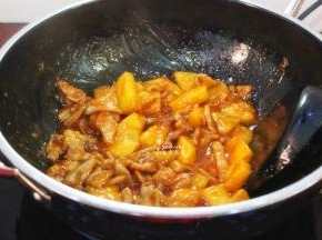 让番茄酱与食物充分结合，再放盐，炒均。