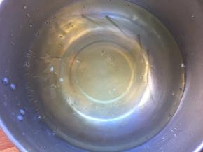 吉利丁片放冷水中泡软