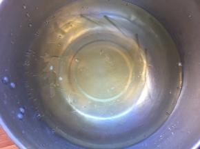 吉利丁片放冷水中泡软