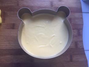 再倒入慕斯液，左右轻轻摇晃，使表面均匀