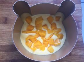 倒入慕斯液，放入芒果颗粒