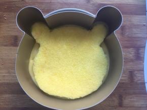 再倒入慕斯液，然后放上小的那片蛋糕胚