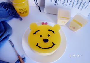 将巧克力装入裱花袋隔热水融化，画上表情即可，我是把表情画在油纸上，干了以后放在上面的