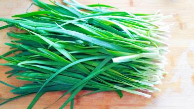 准备新鲜的韭菜摘洗干净。