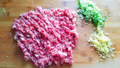 梅花肉剁肉糜，葱，姜剁碎。