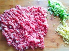 梅花肉剁肉糜，葱，姜剁碎。