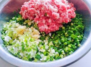 韭菜，肉糜，葱，姜混合。