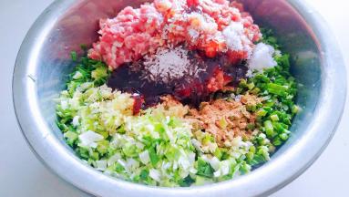 放去蚝油，生抽，老抽，香油，味精，五香粉油拌匀。