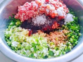 放去蚝油，生抽，老抽，香油，味精，五香粉油拌匀。