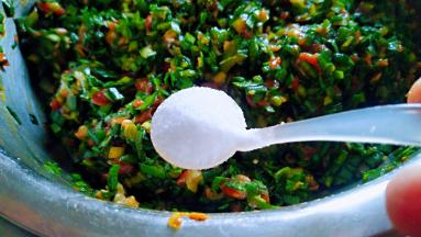 最后放入盐拌匀。