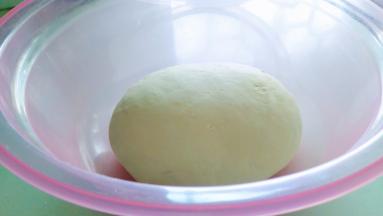 面粉揉成软硬适中的面团，盖上锅盖醒发10分钟。