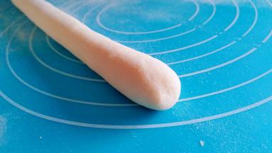 醒过的面团取出排气搓成长条。