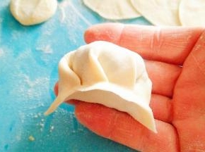 包成饺子。