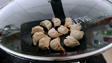 锅中刷一层油，摆放饺子，盖上锅盖小火煎。
