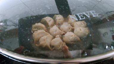 煎至底部成金黄色，倒入半碗清水，盖上锅盖小火煎一会。