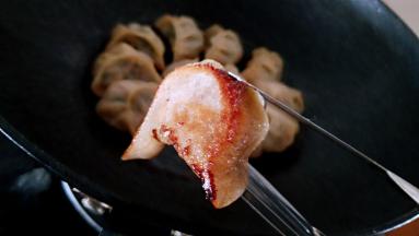 煎至水分收干，底部酥脆即可断火。