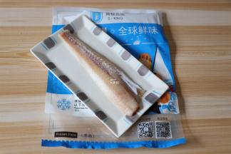 将阿拉斯加狭鳕鱼去除包装提前一晚放进冰箱冷藏，解冻；