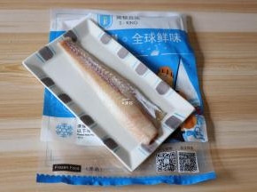 将阿拉斯加狭鳕鱼去除包装提前一晚放进冰箱冷藏，解冻；