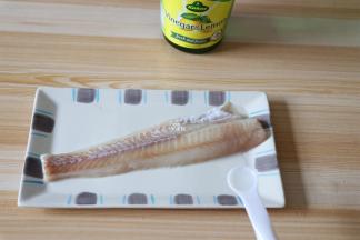 解冻好后稍微冲洗一下沥干，加入2小勺柠檬醋，少许盐，适量黑胡椒粉；