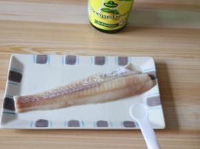 解冻好后稍微冲洗一下沥干，加入2小勺柠檬醋，少许盐，适量黑胡椒粉；