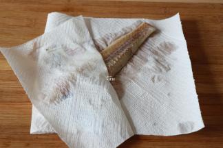 用厨房纸吸干表面水分；