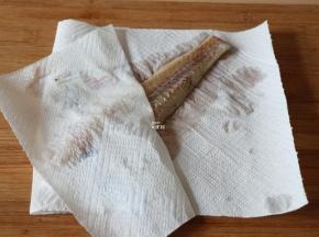 用厨房纸吸干表面水分；