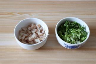 将狭鳕鱼切小粒，生菜叶洗净切丝；