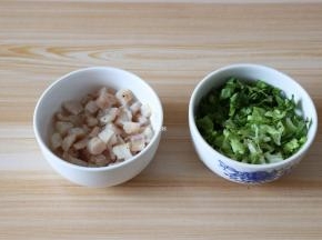将狭鳕鱼切小粒，生菜叶洗净切丝；