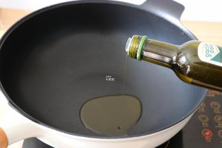 热锅，倒入适量橄榄油；