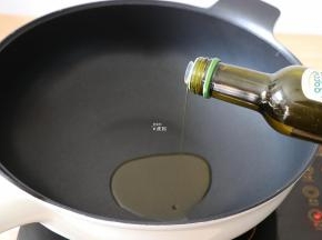 热锅，倒入适量橄榄油；