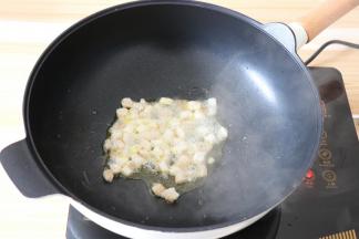 倒入狭鳕鱼粒翻炒至变色；