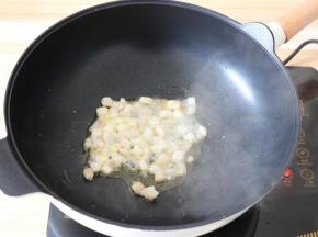 倒入狭鳕鱼粒翻炒至变色；