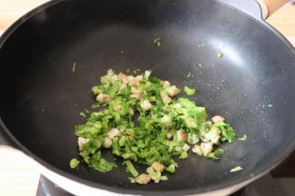 倒入生菜翻炒一两下；