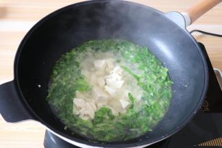 加入适量热开水，倒入内酯豆腐，煮至再次沸腾；