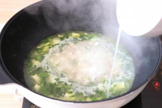 出锅前加少许盐调味，倒入淀粉水勾芡一下即可；