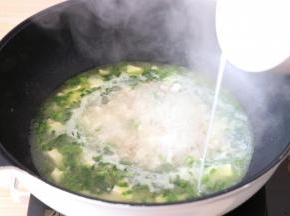 出锅前加少许盐调味，倒入淀粉水勾芡一下即可；