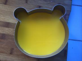 冷藏完成后，就可以做镜面了，将吉利丁片用冷水泡软，拿出挤掉水份，放入芒果汁中隔热水融化，待凉以后倒入慕斯蛋糕中，放入冰箱冷藏两小时，我做完了直接冷藏了一夜